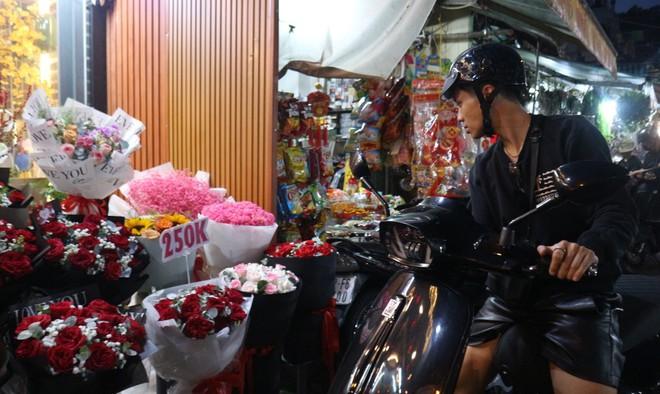 Valentine rơi đúng dịp tết, 'tặng em hoa cúc, vạn thọ chưng tết' lên ngôi - Ảnh 8.