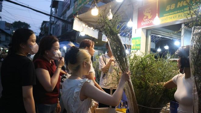 Loại hoa nào giá 200.000 - 250.000 đồng, bán chạy nhất chợ Hồ Thị Kỷ tết này?- Ảnh 6.