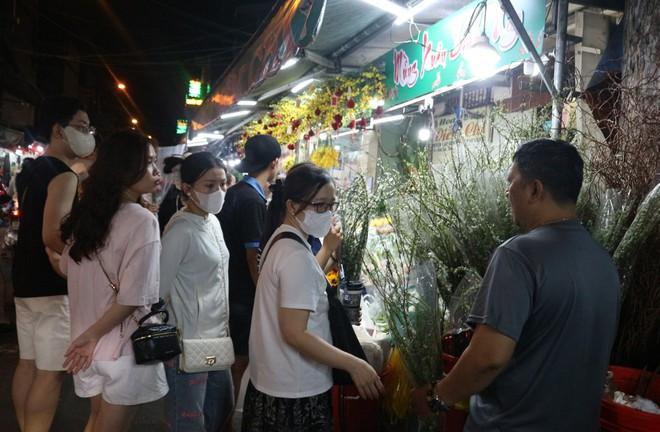 Loại hoa nào giá 200.000 - 250.000 đồng, bán chạy nhất chợ Hồ Thị Kỷ tết này?- Ảnh 7.