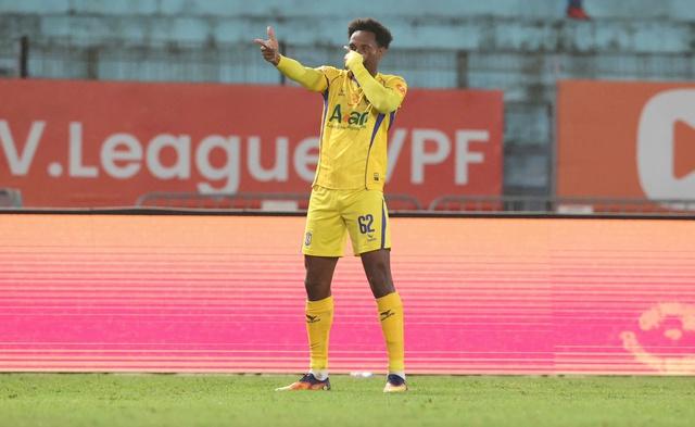 SLNA tạo địa chấn, thắng đậm chủ nhà Thể Công Viettel 4-1: Sao U.23 Việt Nam Cao Văn Bình quá hay - Ảnh 1.