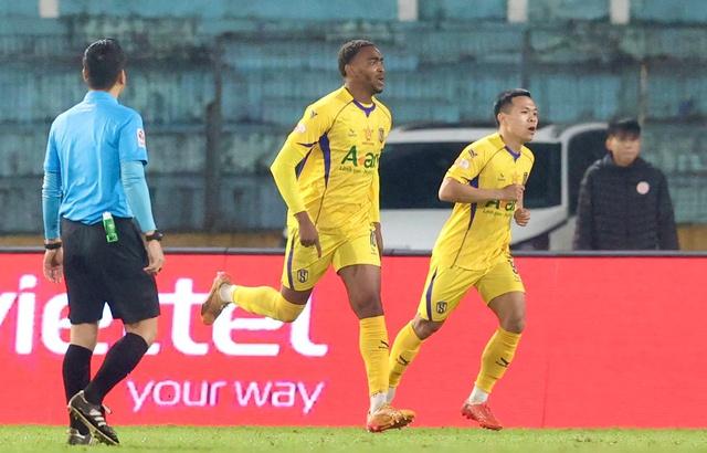 SLNA tạo địa chấn, thắng đậm chủ nhà Thể Công Viettel 4-1: Sao U.23 Việt Nam Cao Văn Bình quá hay - Ảnh 4.