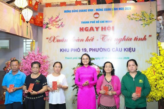 Tất niên ở TP.HCM: Cả khu phố xúm lại gói bánh tét làm điều đặc biệt - Ảnh 4.