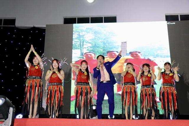 Lần đầu làm tất niên: Công ty 'chơi lớn' tặng xe máy, tủ lạnh cho công nhân - Ảnh 4.
