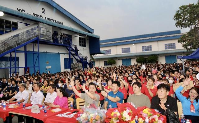 Lần đầu làm tất niên: Công ty 'chơi lớn' tặng xe máy, tủ lạnh cho công nhân - Ảnh 2.