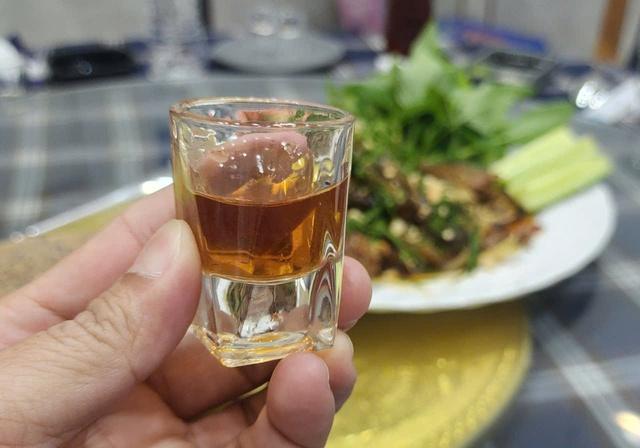 TS-BS Nguyễn Minh Hảo Hớn chỉ cách 'trị' khàn tiếng, tắt tiếng trong tết tại nhà - Ảnh 1.