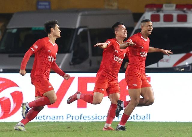 SLNA tạo địa chấn, thắng đậm chủ nhà Thể Công Viettel 4-1: Sao U.23 Việt Nam Cao Văn Bình quá hay - Ảnh 3.