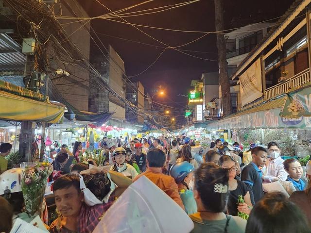 TP.HCM ngày 29 tết: Đi tìm bình yên sau những bộn bề, hối hả - Ảnh 2.