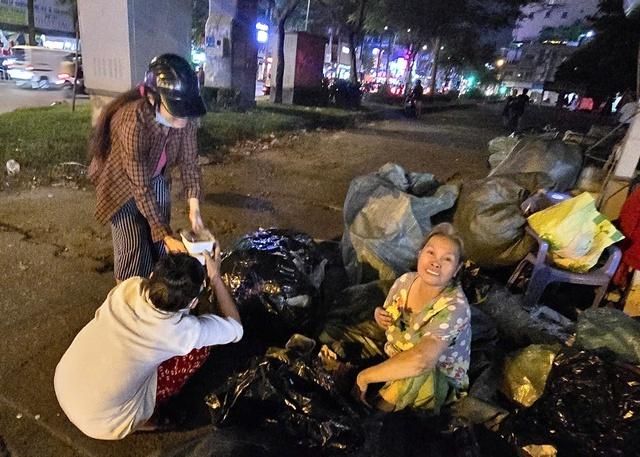 Người phụ nữ 'mót' áo quần nuôi những mùa tết xa quê- Ảnh 1.