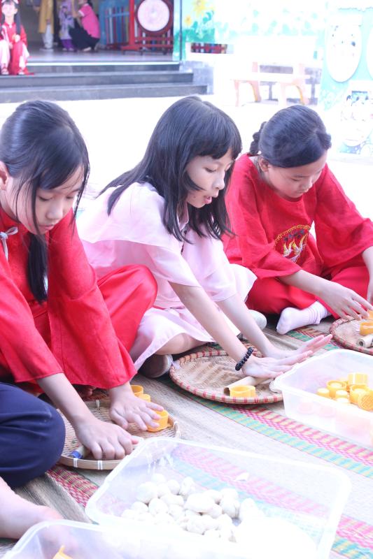 Cô hiệu trưởng ở TP.HCM mặc trang phục H'Mông, vui tết cùng học trò - Ảnh 21.