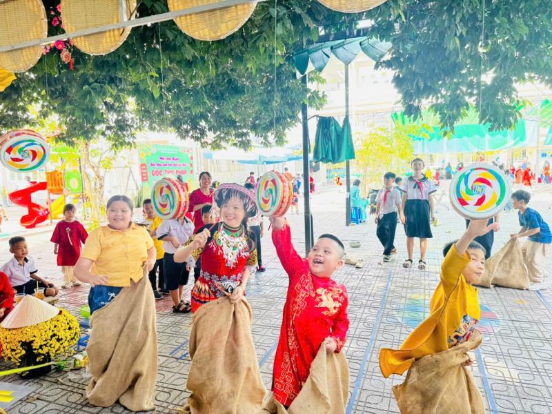 Cô hiệu trưởng ở TP.HCM mặc trang phục H'Mông, vui tết cùng học trò - Ảnh 8.