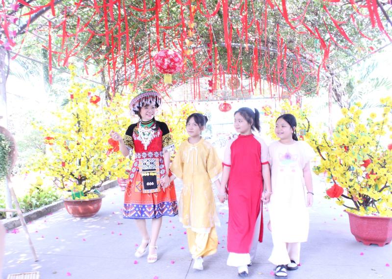 Cô hiệu trưởng ở TP.HCM mặc trang phục H'Mông, vui tết cùng học trò - Ảnh 9.