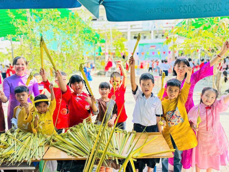 Cô hiệu trưởng ở TP.HCM mặc trang phục H'Mông, vui tết cùng học trò - Ảnh 17.