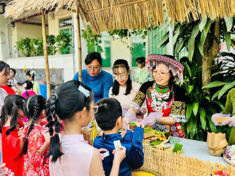 Cô hiệu trưởng ở TP.HCM mặc trang phục H'Mông, vui tết cùng học trò - Ảnh 6.