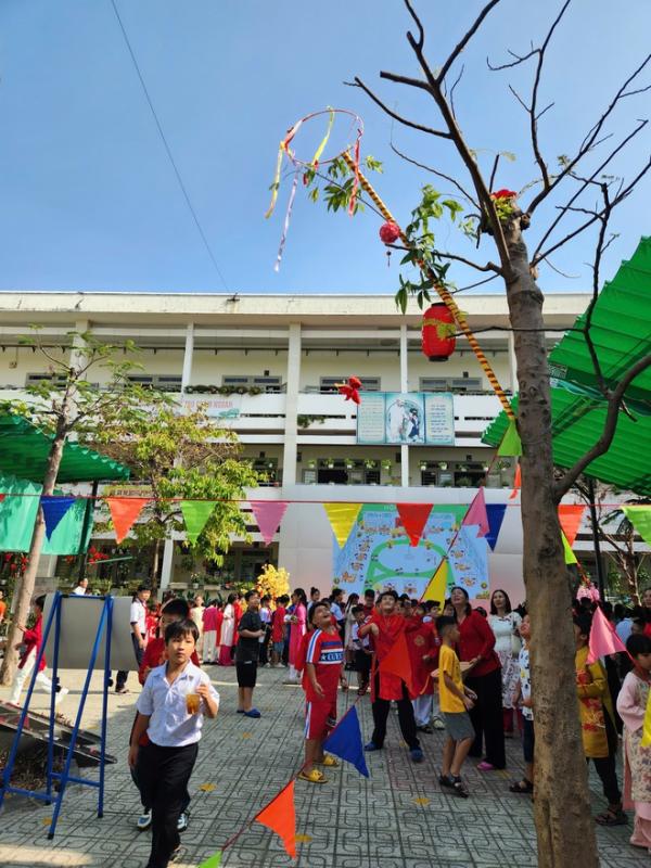 Cô hiệu trưởng ở TP.HCM mặc trang phục H'Mông, vui tết cùng học trò - Ảnh 20.