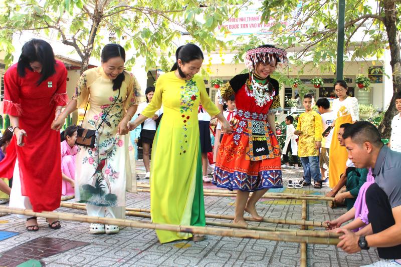 Cô hiệu trưởng ở TP.HCM mặc trang phục H'Mông, vui tết cùng học trò - Ảnh 7.