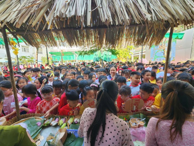 Cô hiệu trưởng ở TP.HCM mặc trang phục H'Mông, vui tết cùng học trò - Ảnh 16.