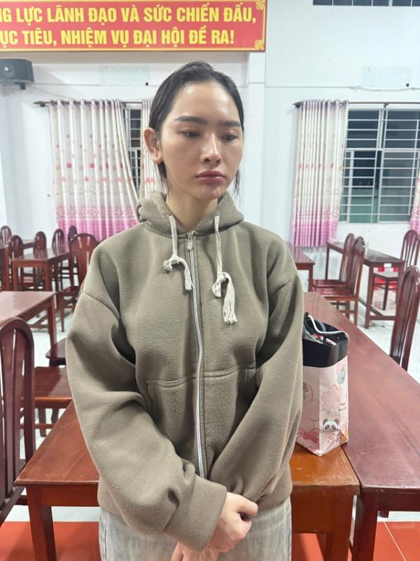 Công an TP.HCM bắt người tạt sơn nhà người yêu cũ trong đêm giao thừa- Ảnh 3. Công an TP.HCM bắt người tạt sơn nhà người yêu cũ trong đêm giao thừa- Ảnh 3.
