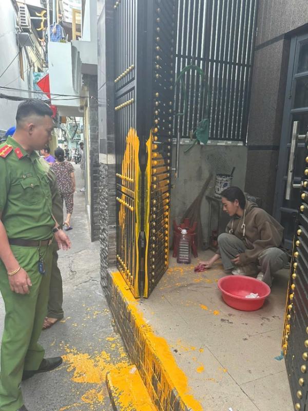 Công an TP.HCM bắt người tạt sơn nhà người yêu cũ trong đêm giao thừa- Ảnh 2. Công an TP.HCM bắt người tạt sơn nhà người yêu cũ trong đêm giao thừa- Ảnh 2.