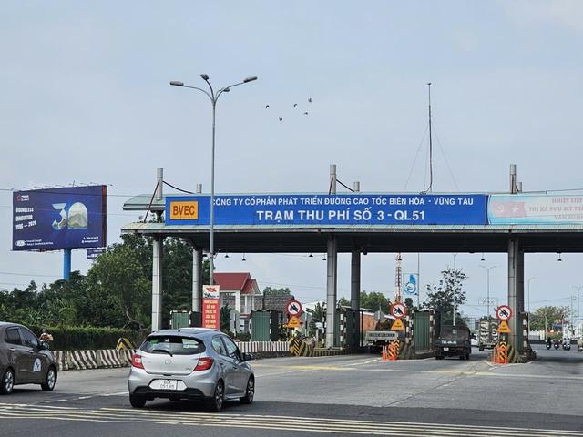 Cưỡng chế tháo dỡ trạm thu phí T3 trên QL51 sau thời gian dài nhùng nhằng - Ảnh 1.