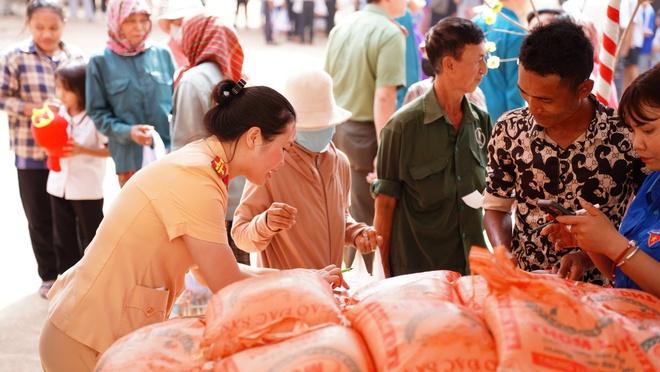 CSGT Đồng Nai 'sưởi ấm biên cương' tại xã Lộc Thạnh- Ảnh 2.
