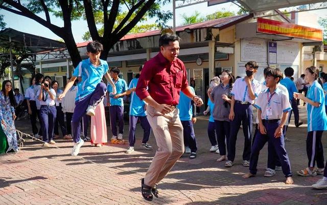 Trường học siết điện thoại, khi giờ ra chơi trở lại đúng nghĩa tuổi học trò - Ảnh 1.