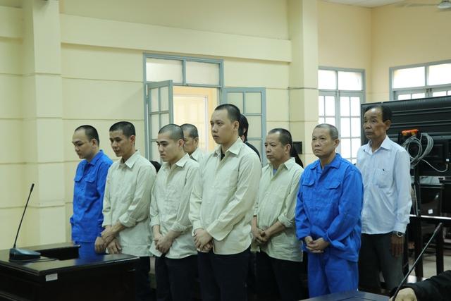 11 bị cáo 'khiêng quan tài trước chợ Bến Thành' nhận án tù- Ảnh 1.