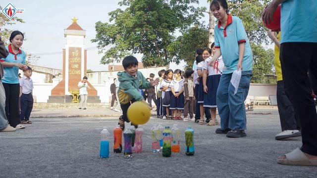 Trước khi về quê ăn tết, sinh viên đến vùng ven TP.HCM làm điều ý nghĩa  - Ảnh 1.
