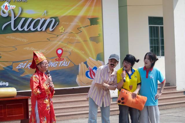 Trước khi về quê ăn tết, sinh viên đến vùng ven TP.HCM làm điều ý nghĩa  - Ảnh 2.