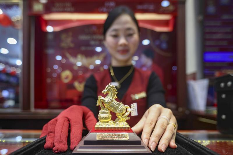 Dậy từ tờ mờ sáng 'săn' tượng ngựa bằng vàng trong ngày vía Thần tài- Ảnh 11.