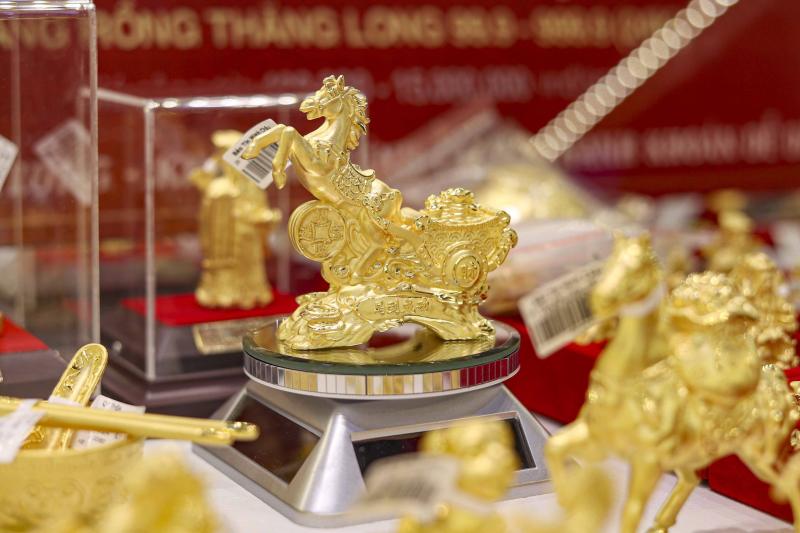 Dậy từ tờ mờ sáng 'săn' tượng ngựa bằng vàng trong ngày vía Thần tài- Ảnh 12.