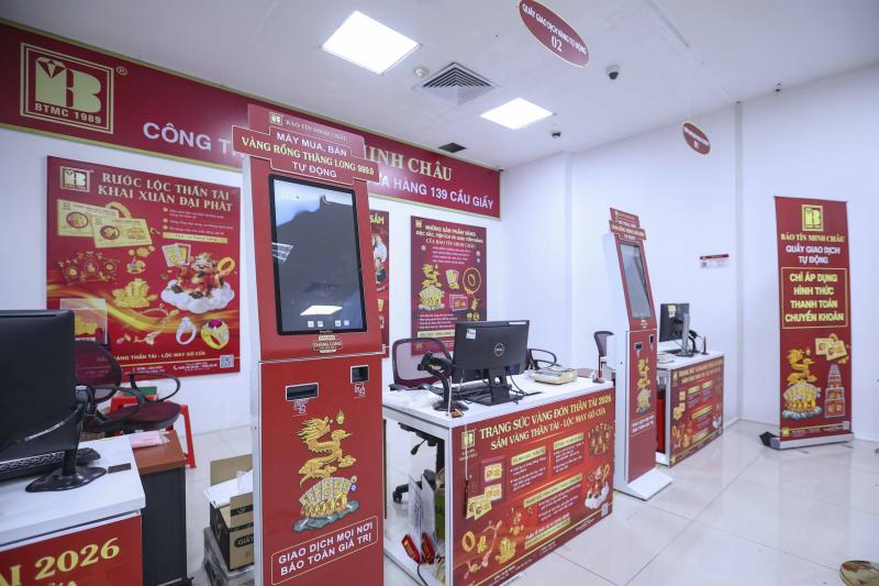 Dậy từ tờ mờ sáng 'săn' tượng ngựa bằng vàng trong ngày vía Thần tài- Ảnh 2.