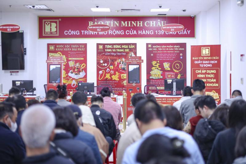 Dậy từ tờ mờ sáng 'săn' tượng ngựa bằng vàng trong ngày vía Thần tài- Ảnh 3.