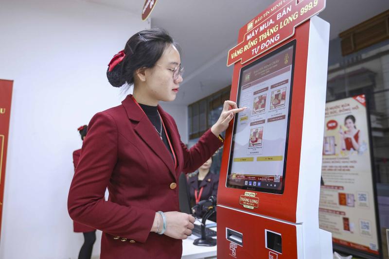Dậy từ tờ mờ sáng 'săn' tượng ngựa bằng vàng trong ngày vía Thần tài- Ảnh 4.
