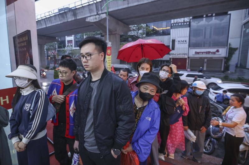 Dậy từ tờ mờ sáng 'săn' tượng ngựa bằng vàng trong ngày vía Thần tài- Ảnh 7.