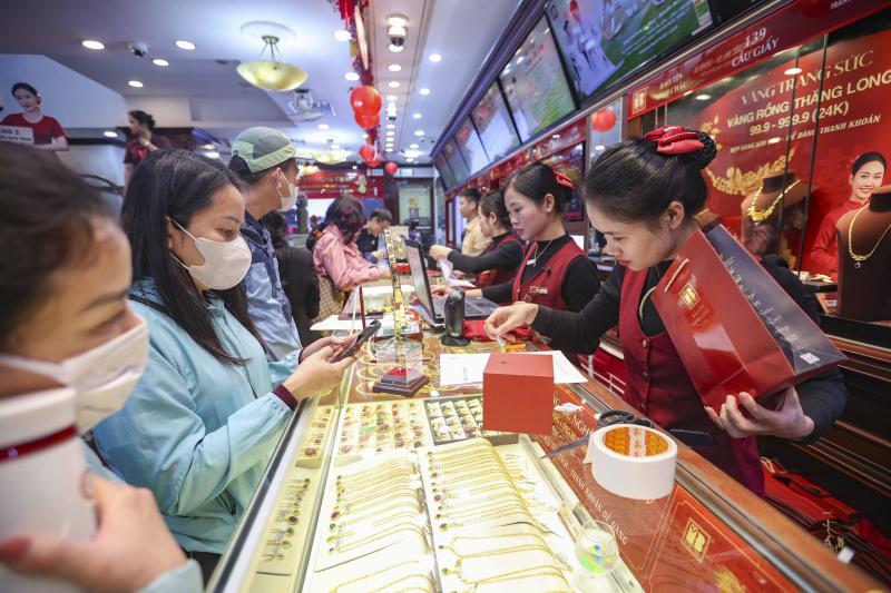 Dậy từ tờ mờ sáng 'săn' tượng ngựa bằng vàng trong ngày vía Thần tài- Ảnh 10.