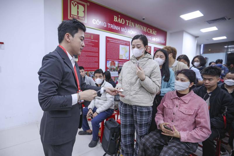 Dậy từ tờ mờ sáng 'săn' tượng ngựa bằng vàng trong ngày vía Thần tài- Ảnh 6.