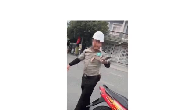 TP.HCM: Xác minh clip bảo vệ khu đô thị hăm dọa tài xế công nghệ- Ảnh 2.