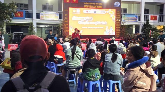 Chuyến xe nghĩa tình lăn bánh, đưa người lao động nghèo về quê đón tết - Ảnh 2.