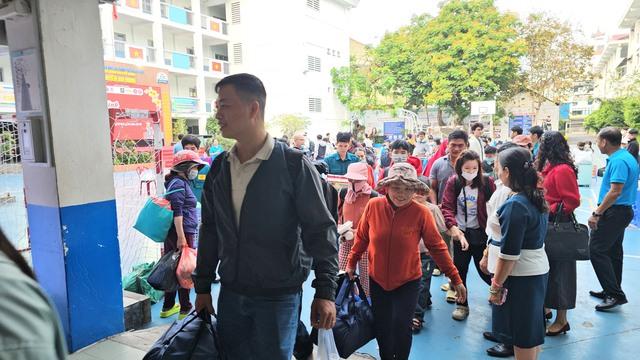 Chuyến xe nghĩa tình lăn bánh, đưa người lao động nghèo về quê đón tết - Ảnh 6.