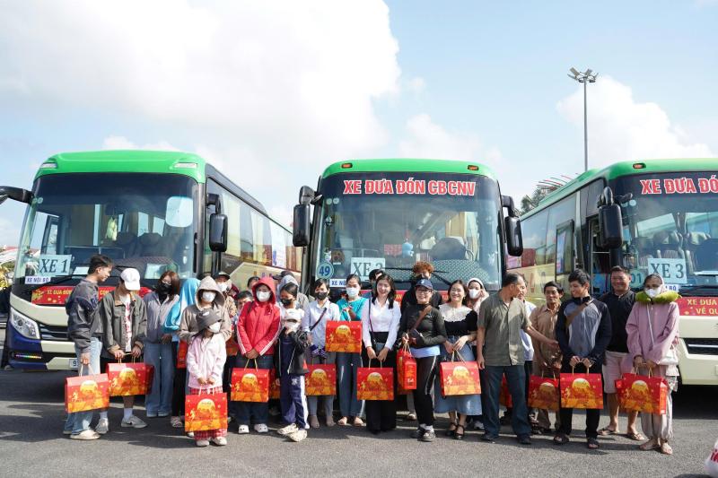 Tết nghĩa tình, xuân yêu thương trên khắp nẻo đường- Ảnh 1.