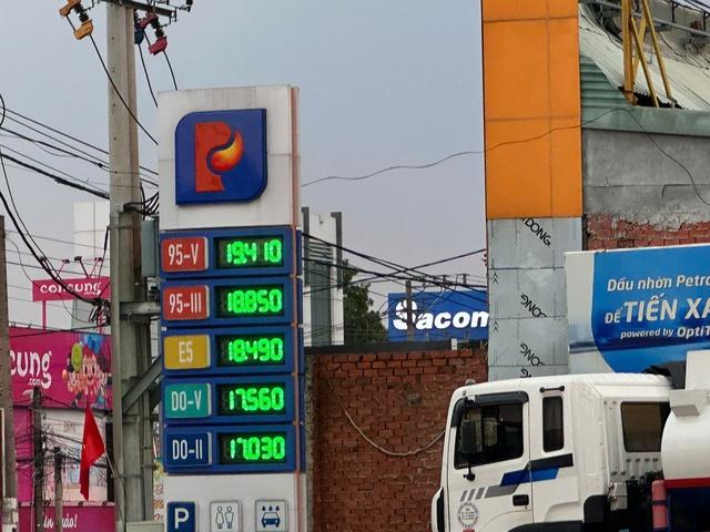 Rơi vào mùng 3 Tết, lịch điều chỉnh giá xăng dầu được dời sang ngày nào?- Ảnh 1.