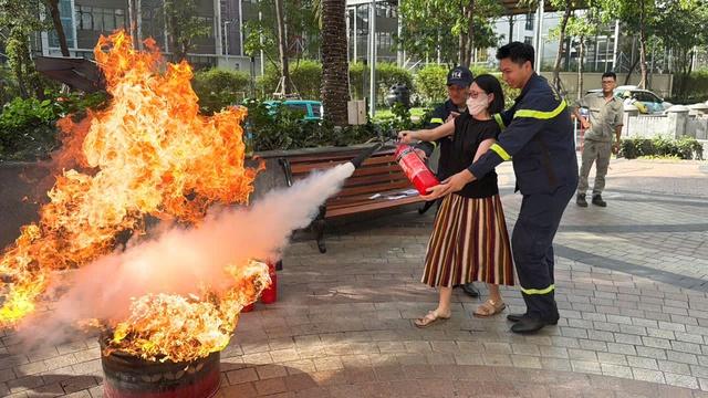 Công an TP . HCM tuyên truyền phòng cháy bằng tiếng Anh cho cư dân quốc tế năm 2026 - Ảnh 2.