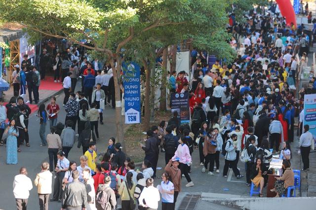 Tuyển sinh ĐH 2026: Chuyển hướng tổ hợp môn khi hạn chế khối thi truyền thống - Ảnh 1.