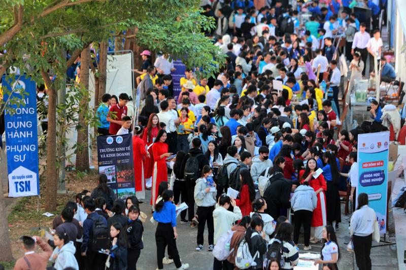 Tư vấn mùa thi 2026 tại Khánh Hòa: Sôi động không gian trải nghiệm ngành nghề- Ảnh 1.