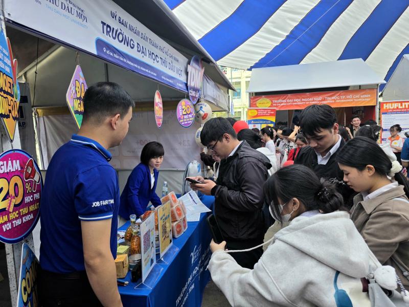 Tư vấn mùa thi 2026 tại Khánh Hòa: Sôi động không gian trải nghiệm ngành nghề- Ảnh 12.