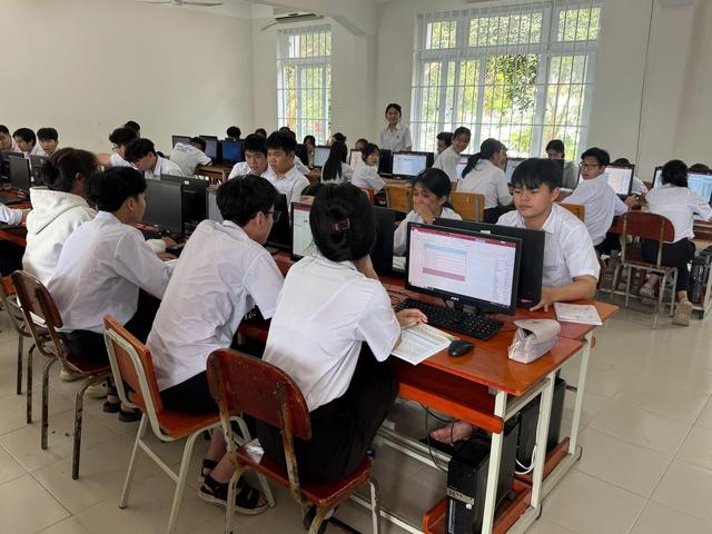 TP.HCM: Vì sao hiệu trưởng yêu cầu lớp trưởng phải thu học phí bạn cùng lớp? - Ảnh 1.