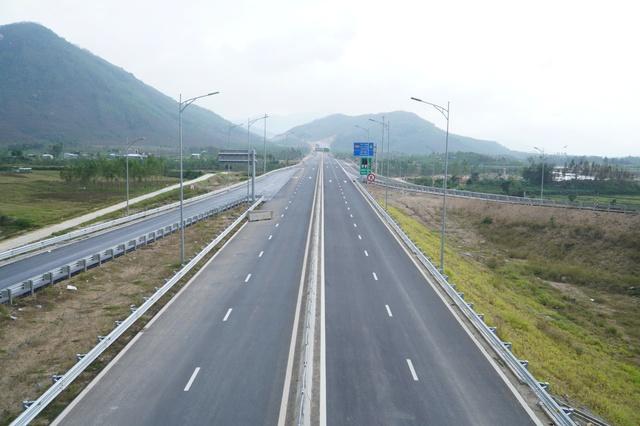 Cao tốc Hoài Nhơn - Quy Nhơn và Quy Nhơn - Chí Thạnh thông xe đêm nay- Ảnh 1.