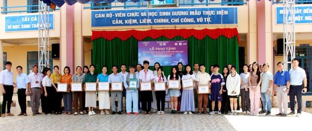 Tủ sách Nhân ái trao tặng 34 Tủ sách cho Trường miền núi tỉnh Đồng Nai - Ảnh 1.