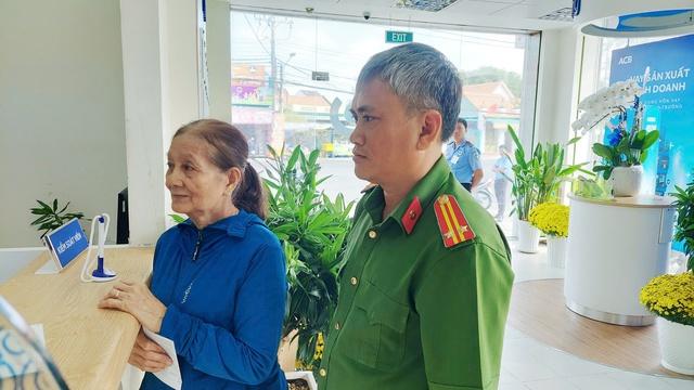 Vĩnh Long: Cụ bà 70 tuổi bỗng dưng nhận được gần 2 tỉ đồng chuyển nhầm vào tài khoản- Ảnh 1.