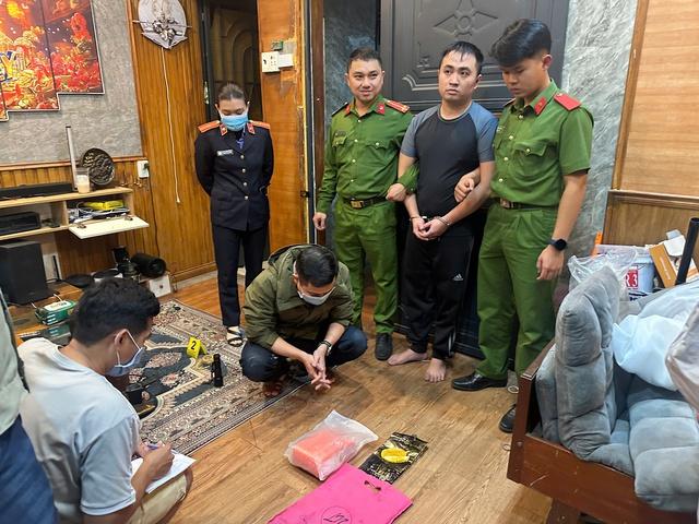 Biến nơi ở thành 'boong ke', giao dịch ma túy qua khe cửa- Ảnh 1.
